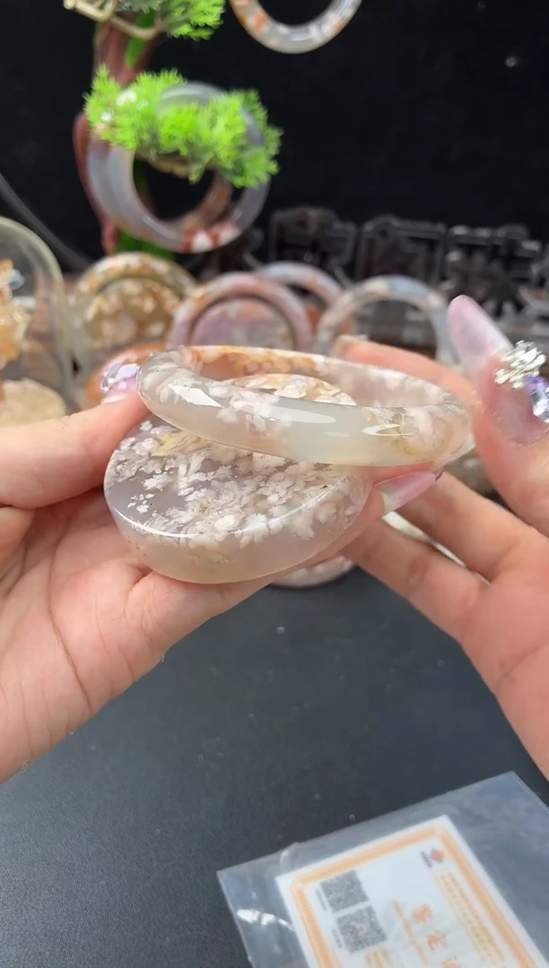 未镶嵌手镯（圆镯）石英质玉57