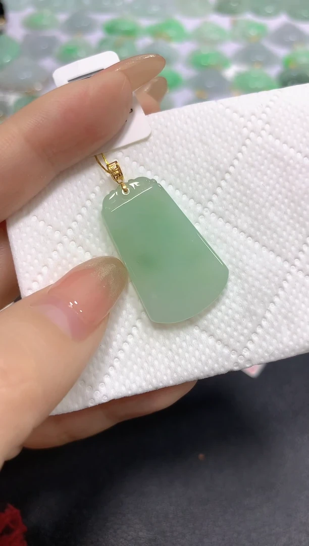 颈饰18K金镶嵌翡翠A货