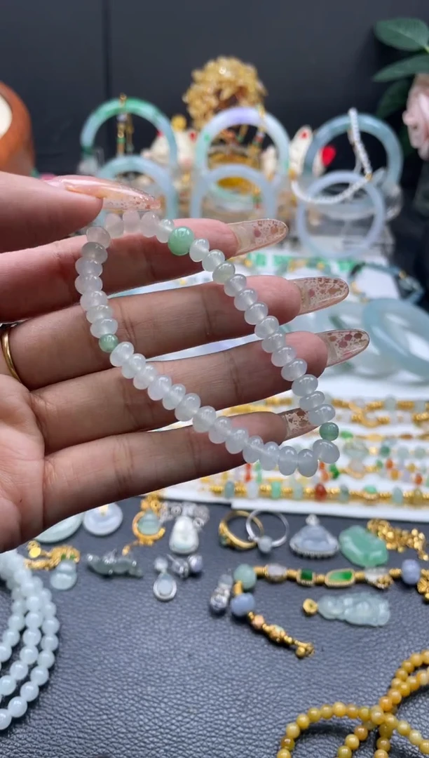 颈饰未镶嵌翡翠手串