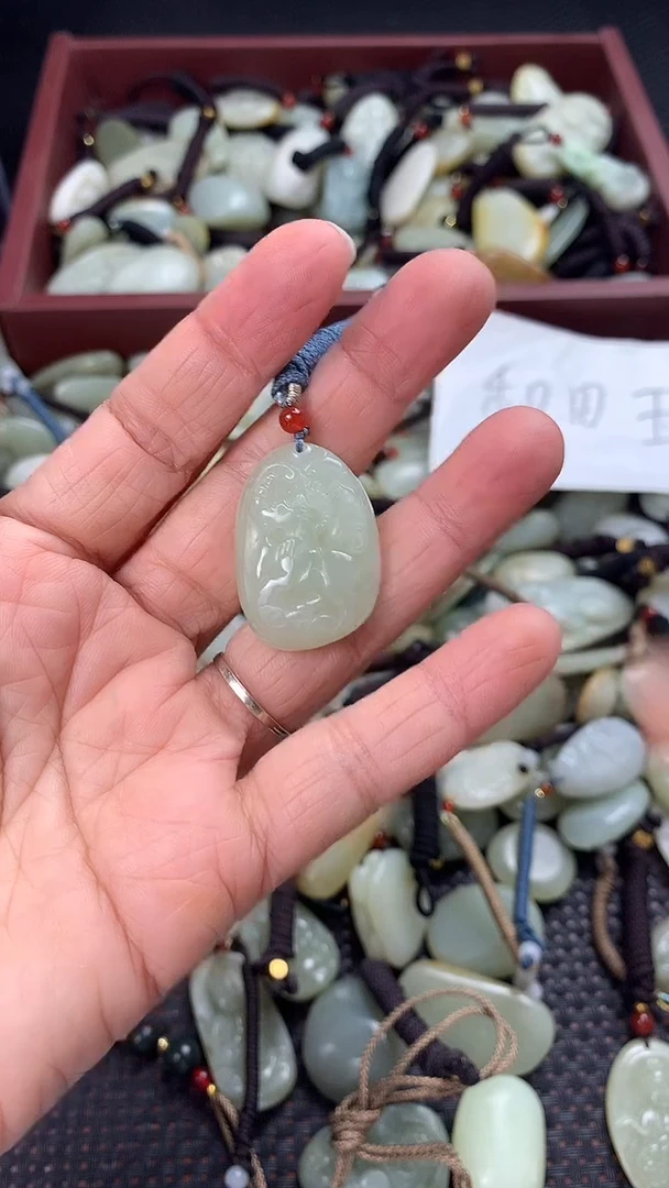 颈饰未镶嵌和田玉（多样性发一件）没有证书有瑕