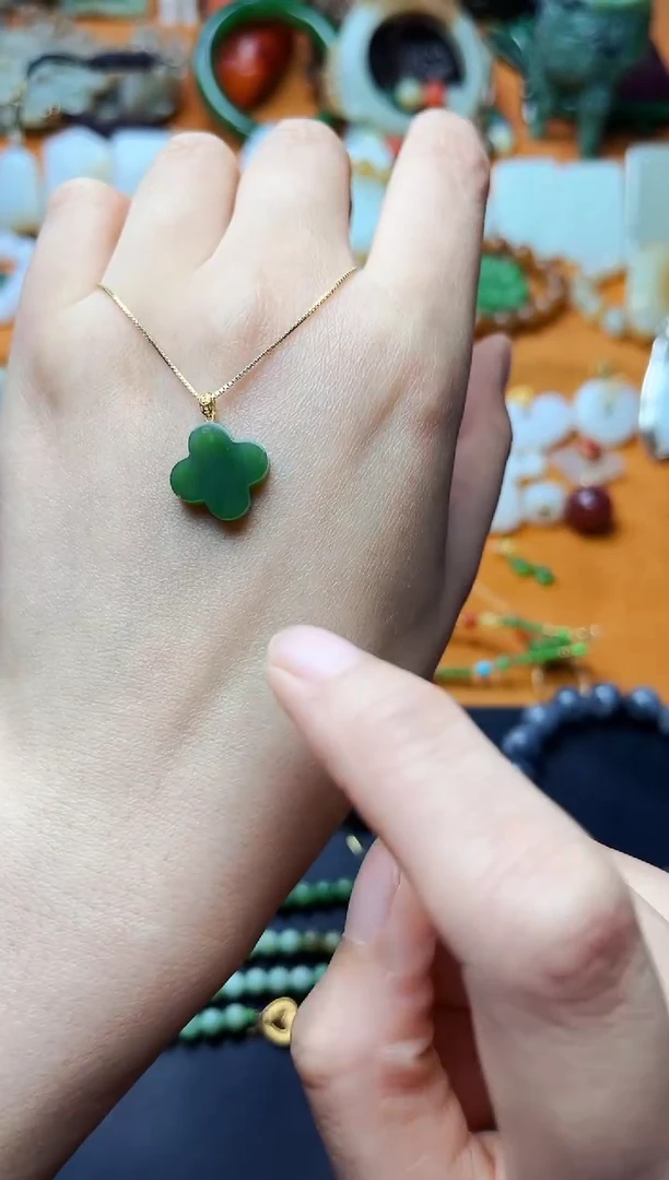 和田玉18K金镶嵌颈饰四叶草