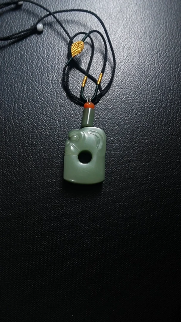 颈饰未镶嵌和田玉猪龙吊坠