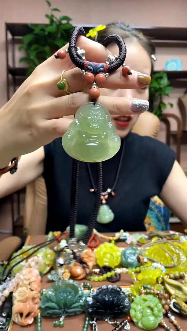 未镶嵌岫玉颈饰多样性发货发其中之一