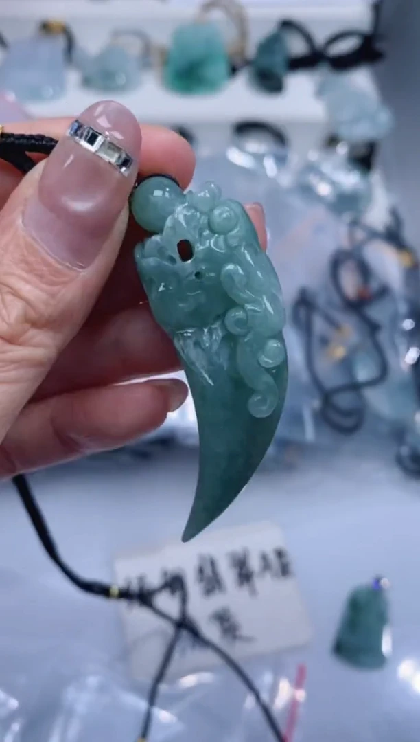 颈饰未镶嵌翡翠吊坠