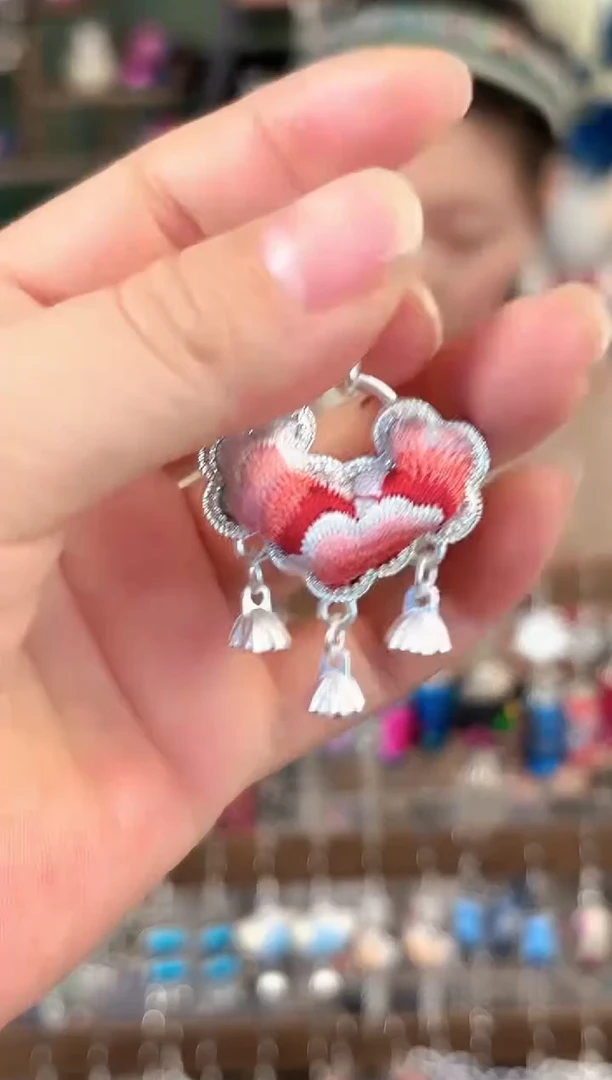 彩云南阁非遗老绣饰品20