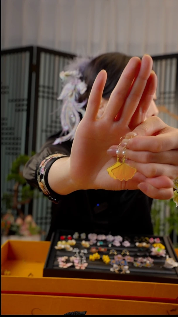 刺绣淼****）非遗苏绣绒花手工饰品