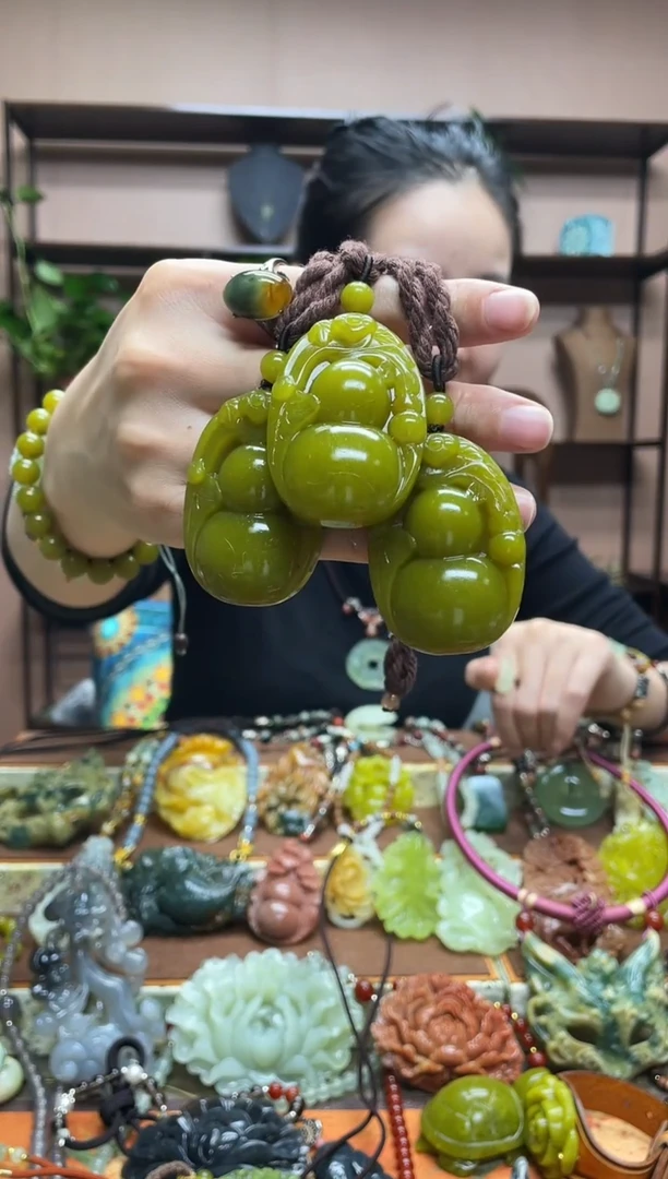 未镶嵌岫玉颈饰多样性发货发其中之一