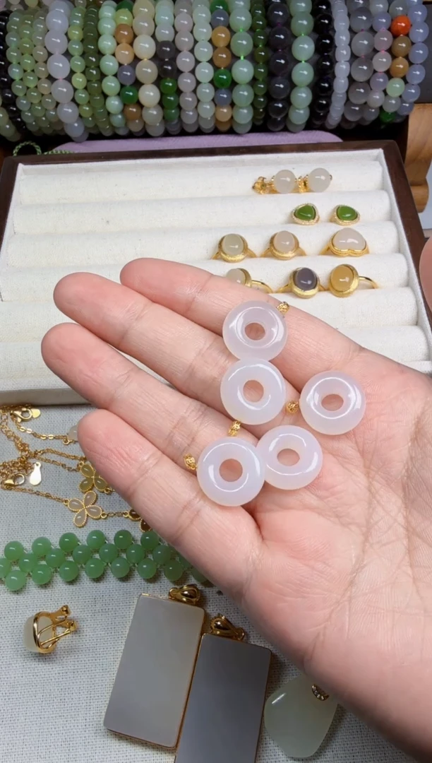 和田玉18K金镶嵌颈饰吊坠多样性发其一