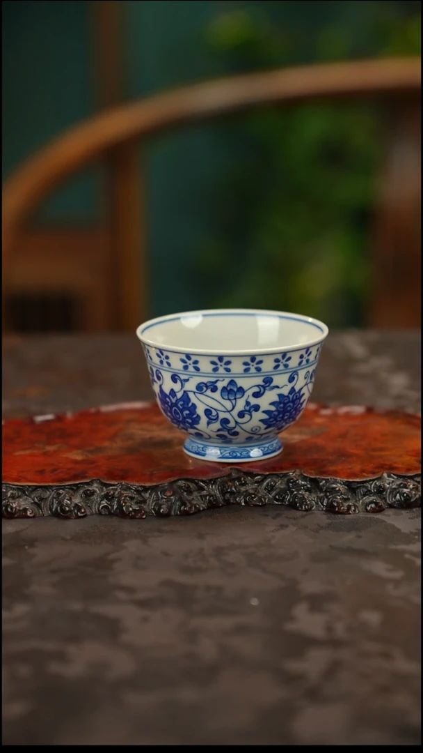 青花手绘缠枝莲主人杯