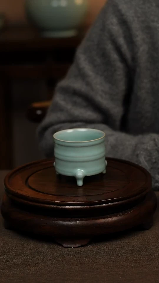 瓷片仿古天青全手工三足玹纹尊80ml 微瑕 不带礼盒