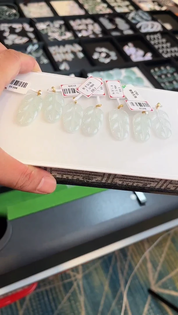 颈饰18K金镶嵌翡翠10308/多样性发一个