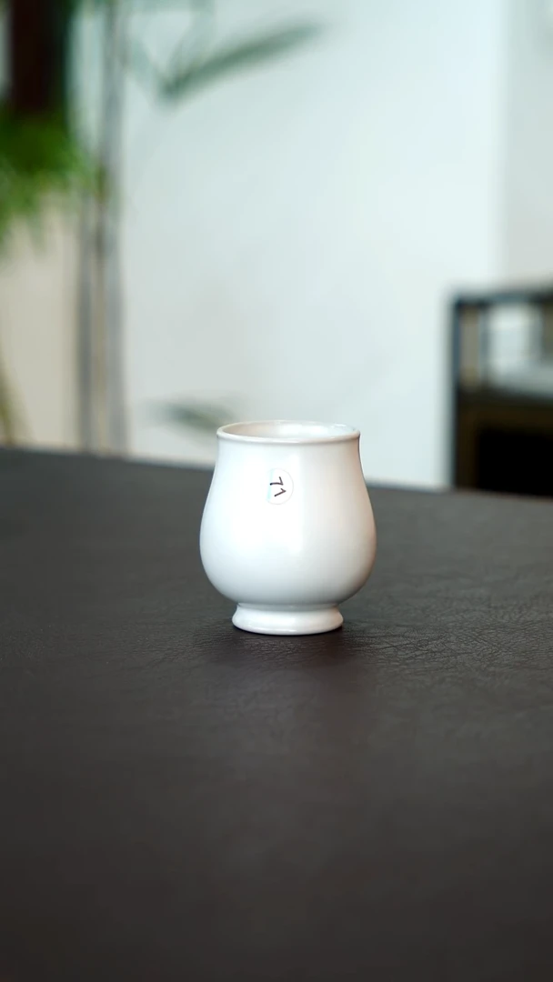 71号月白玉兰杯微瑕    洁