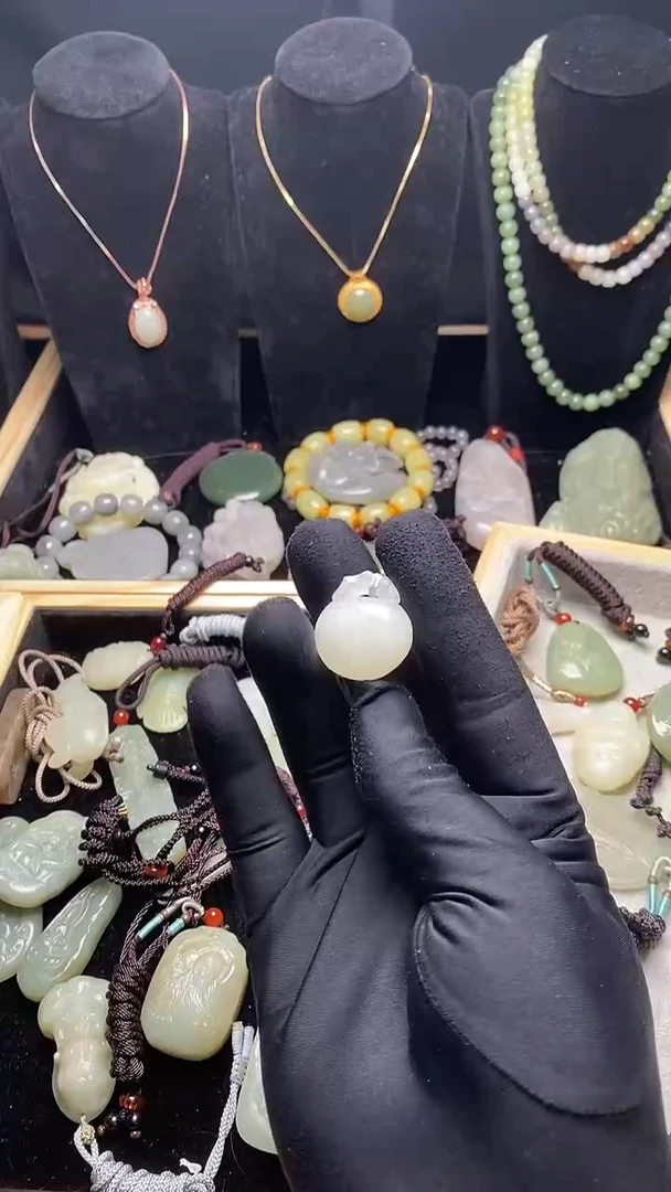 吊坠(赠链)未镶嵌和田玉68