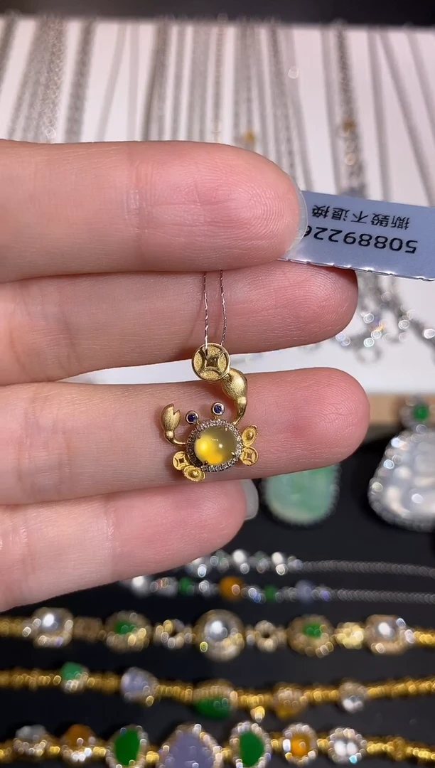 颈饰18K金镶嵌翡翠吊坠