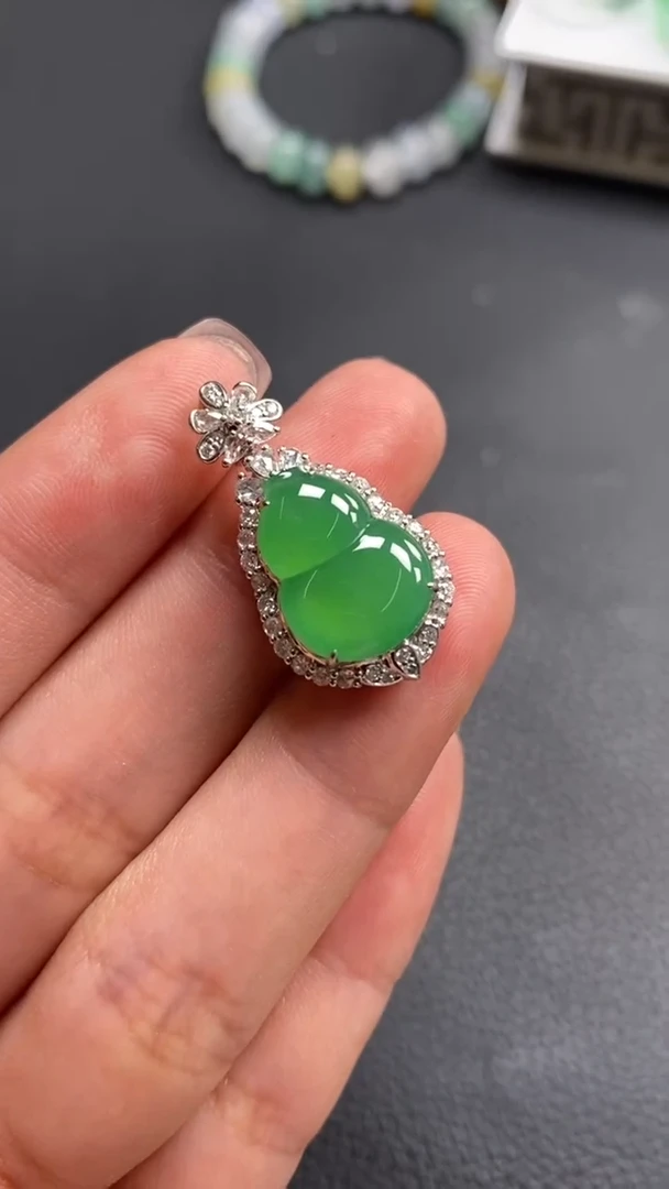 翡翠18K金镶嵌吊坠(不含链)绿葫芦