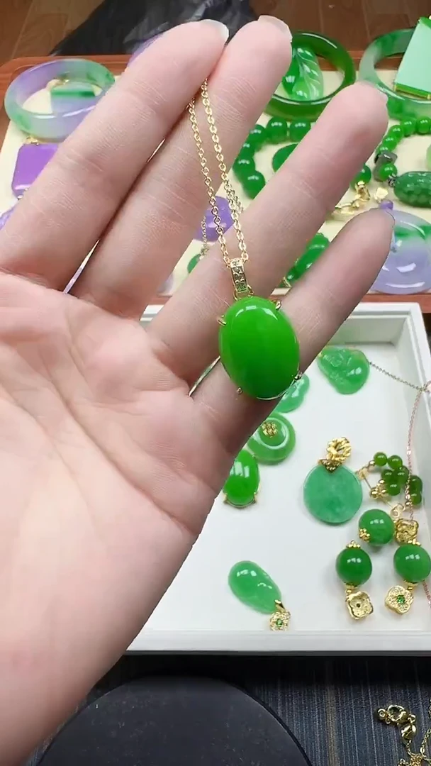 颈饰14K金镶嵌翡翠四爪绿蛋面
