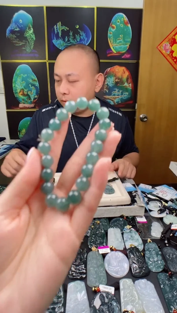 翡翠未镶嵌颈饰多样性发其一