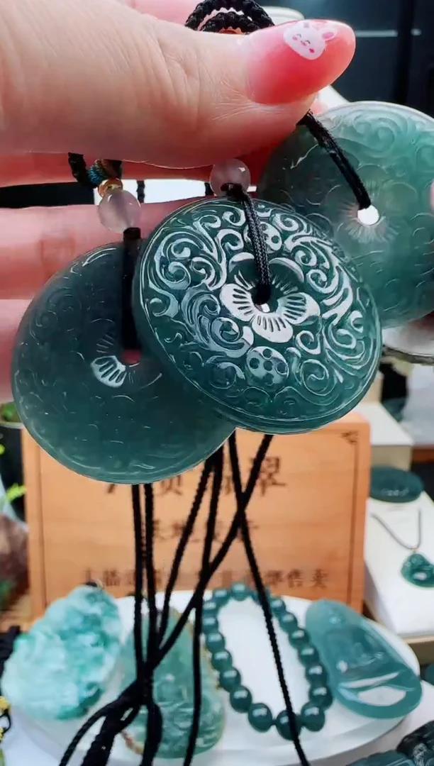 翡翠未镶嵌颈饰多样性发货其中一件
