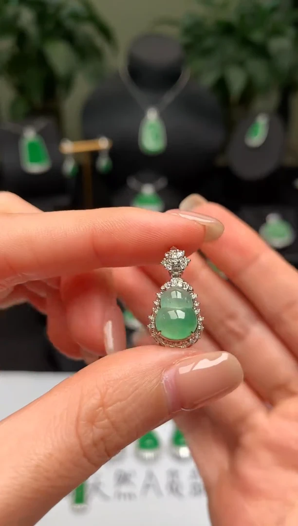 颈饰18K金镶嵌翡翠葫芦