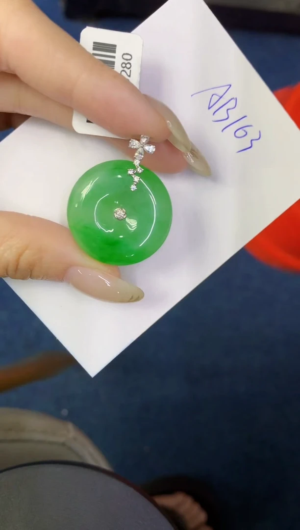 翡翠18K金镶嵌颈饰缅甸天然翡翠A货