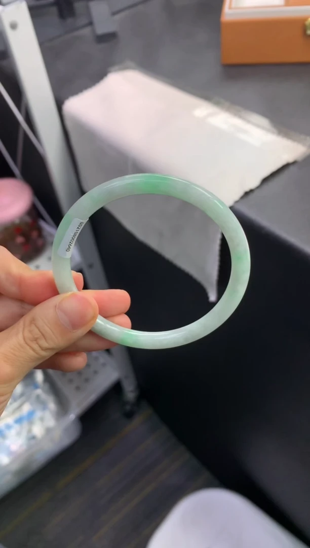 未镶嵌手镯（圆镯）翡翠退货需手镯吊牌标签完好