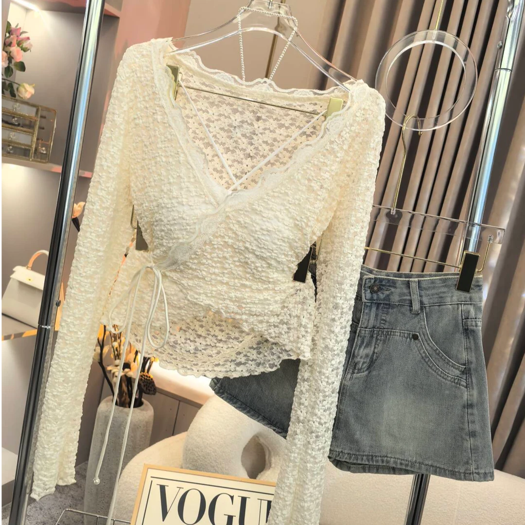 【A9827墨丽】2025春季修身设计感长袖蕾丝防嗮打底上衣+吊带两件套