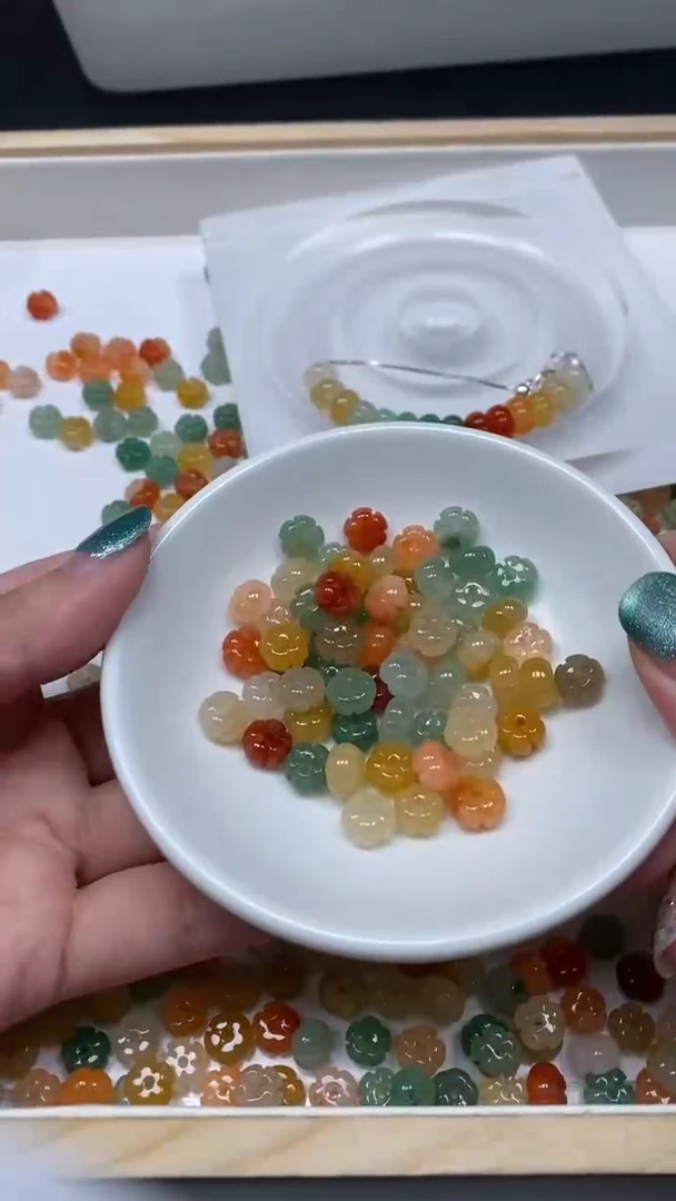 未镶嵌散珠石英质玉T397 三彩 小花5*8mm10个6.8元