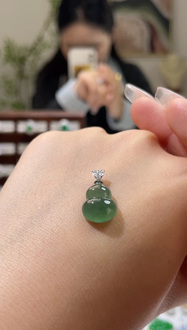 吊坠(不含链)18K金镶嵌翡翠葫芦
