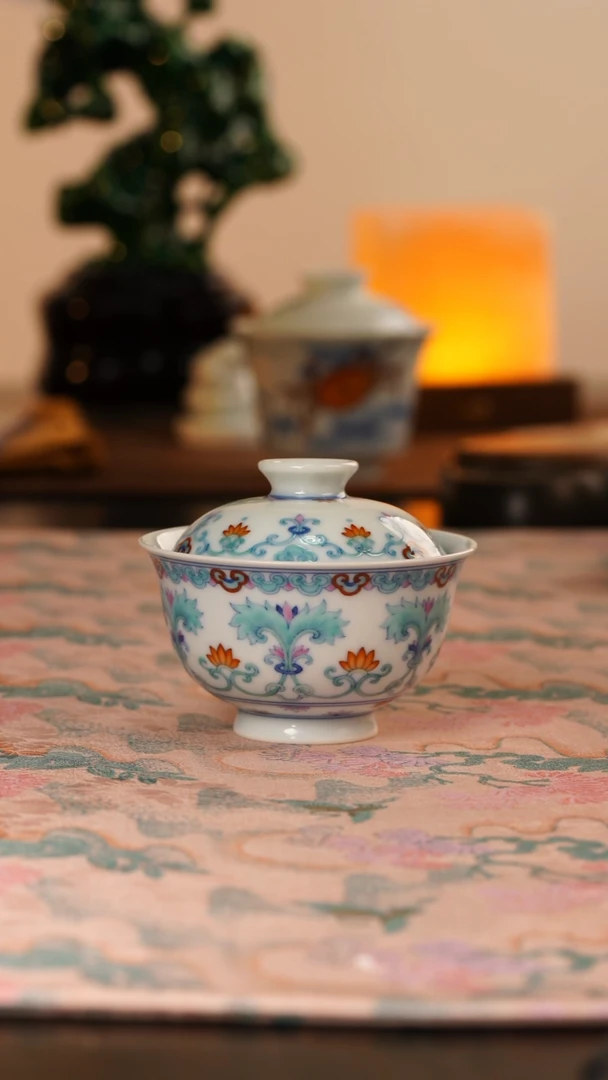 【闪购商品】瓷片望玉斗彩卷草莲纹二才盖碗