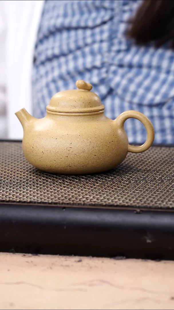 茶壶紫砂五彩段泥超精工蝴蝶钮容天170cc