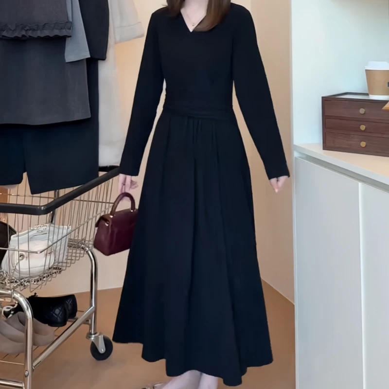 秋冬时尚风褶皱长袖设计款连衣裙法式极简风设计感V领复古小黑裙