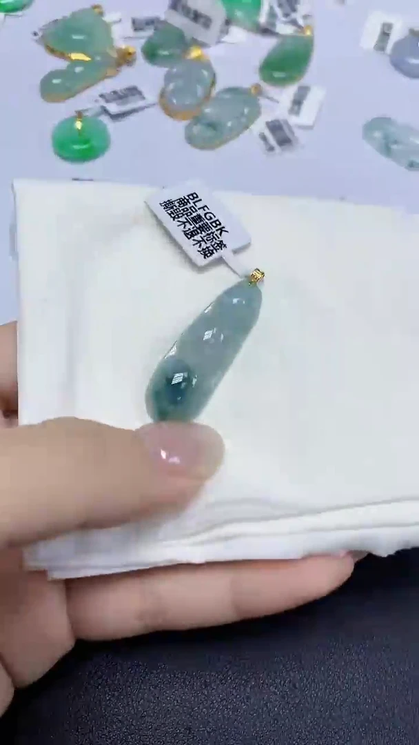 翡翠18K金镶嵌颈饰天然缅甸翡翠A货