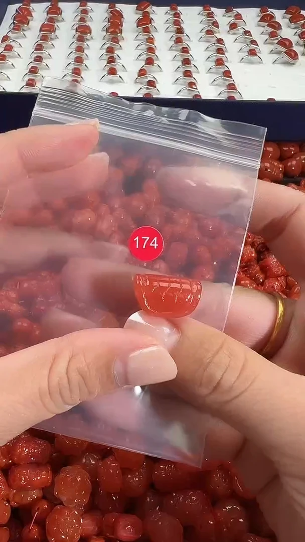 颈饰未镶嵌南红玛瑙1