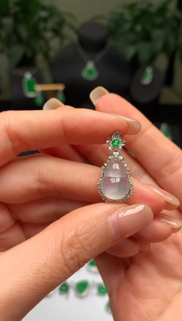 颈饰18K金镶嵌翡翠葫芦