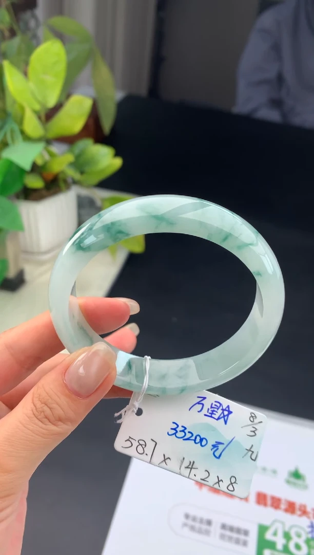 【闪购商品】翡翠手镯未镶嵌女神节#送礼#，下单联系客服核对地址~