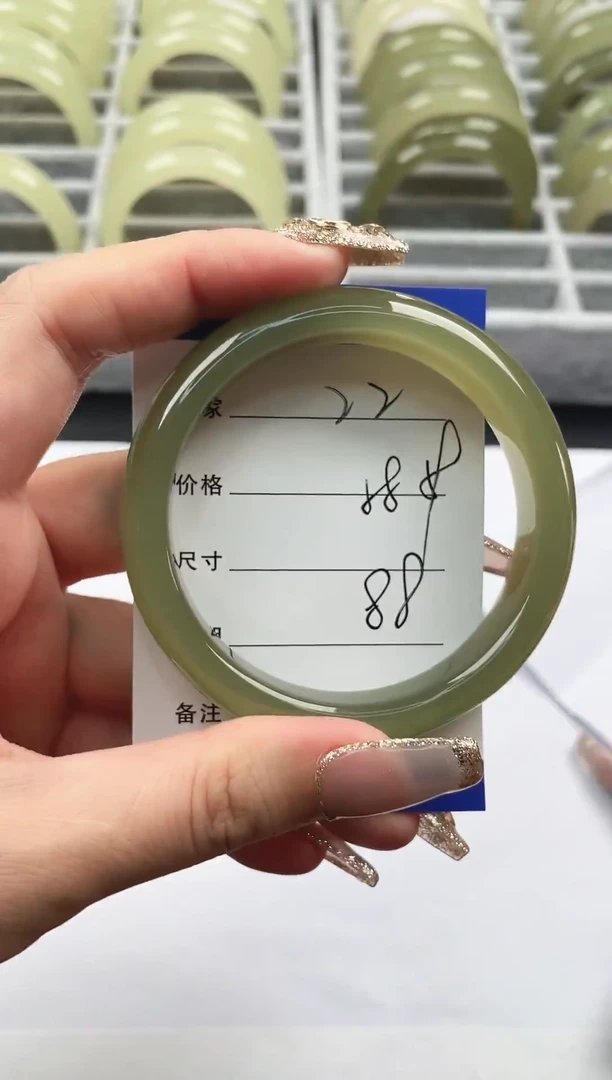 未镶嵌手镯石英质玉湖水绿