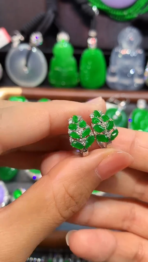 18K金镶嵌翡翠耳饰耳包