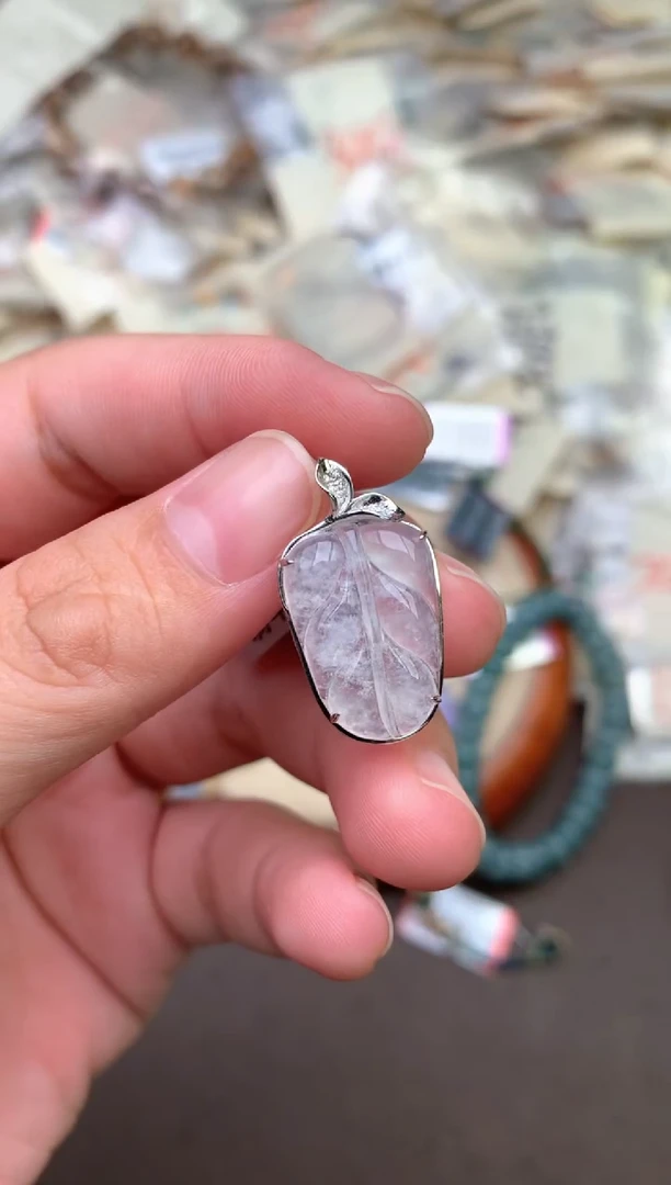 18K金镶嵌挂件翡翠 —