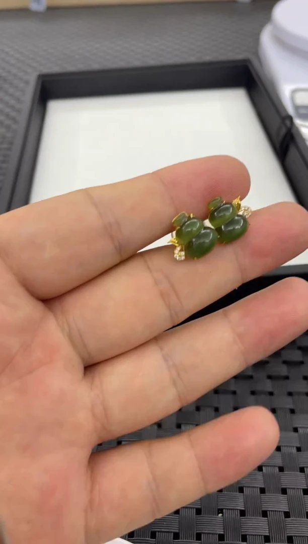 18K金镶嵌和田玉耳钉一对（多样性发一件）E127-1