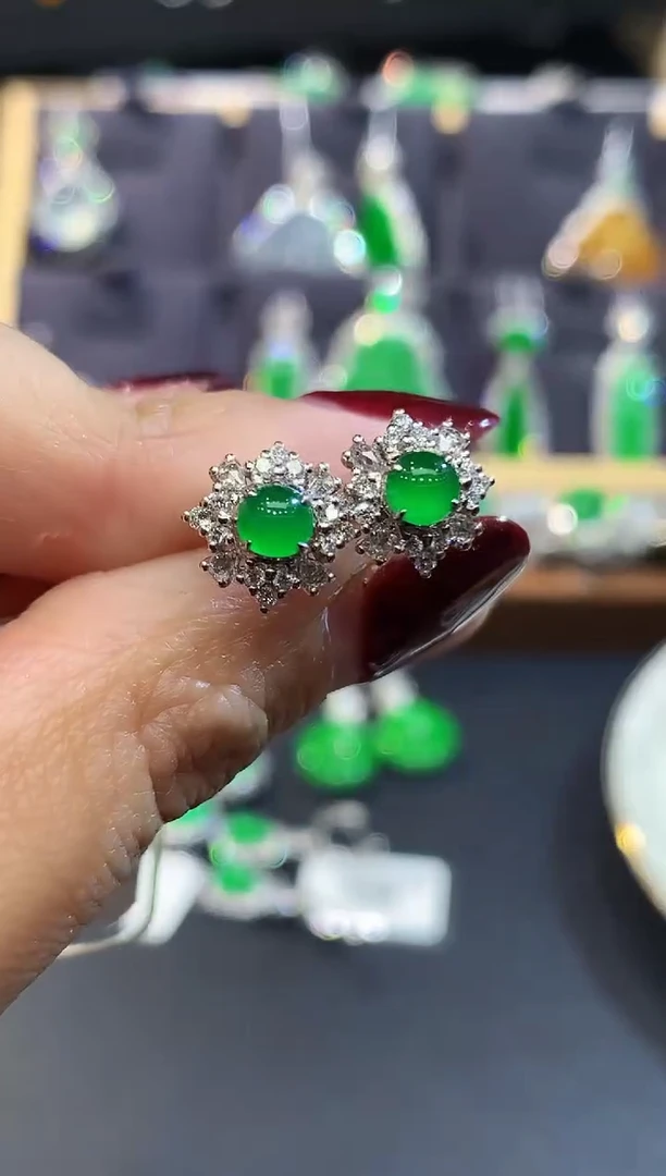 18K金镶嵌翡翠耳饰多样性发其一