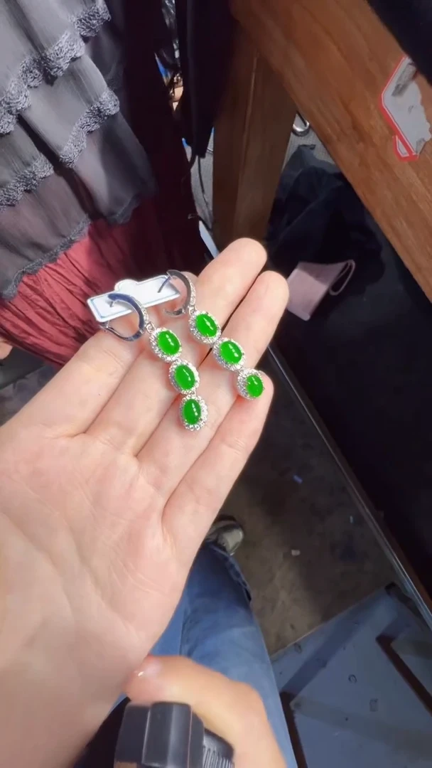 未镶嵌定制翡翠翡翠A货有轻微色差属于正常现象，耳钉多样性发货1