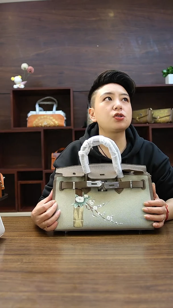 小牛皮铁***8铂金苏绣桃花女包