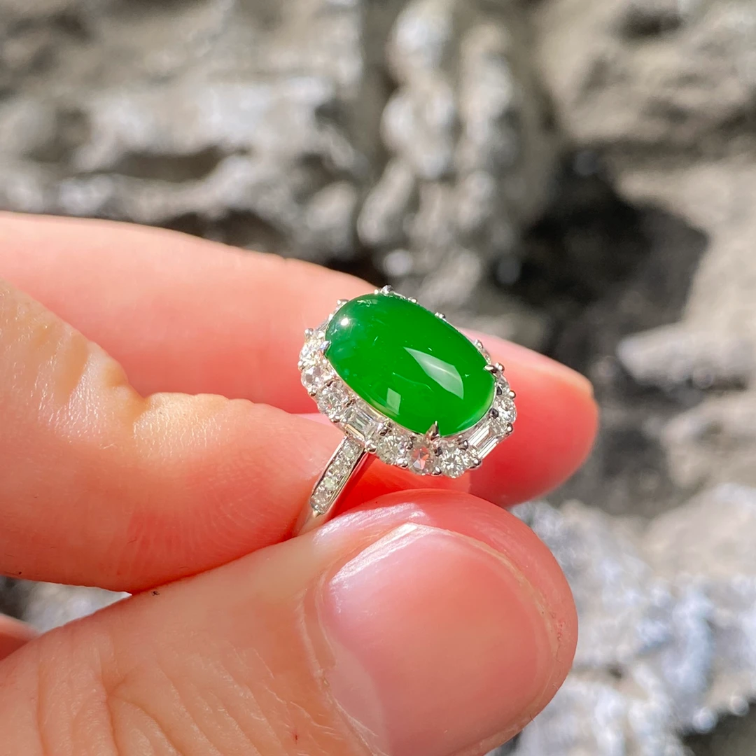 18K真金真钻镶嵌高冰种正阳绿天然A货翡翠蛋面戒指