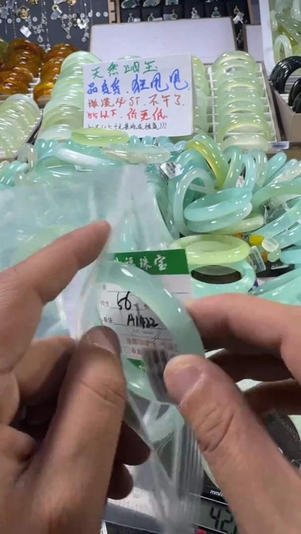 未镶嵌蛇纹石玉手镯1