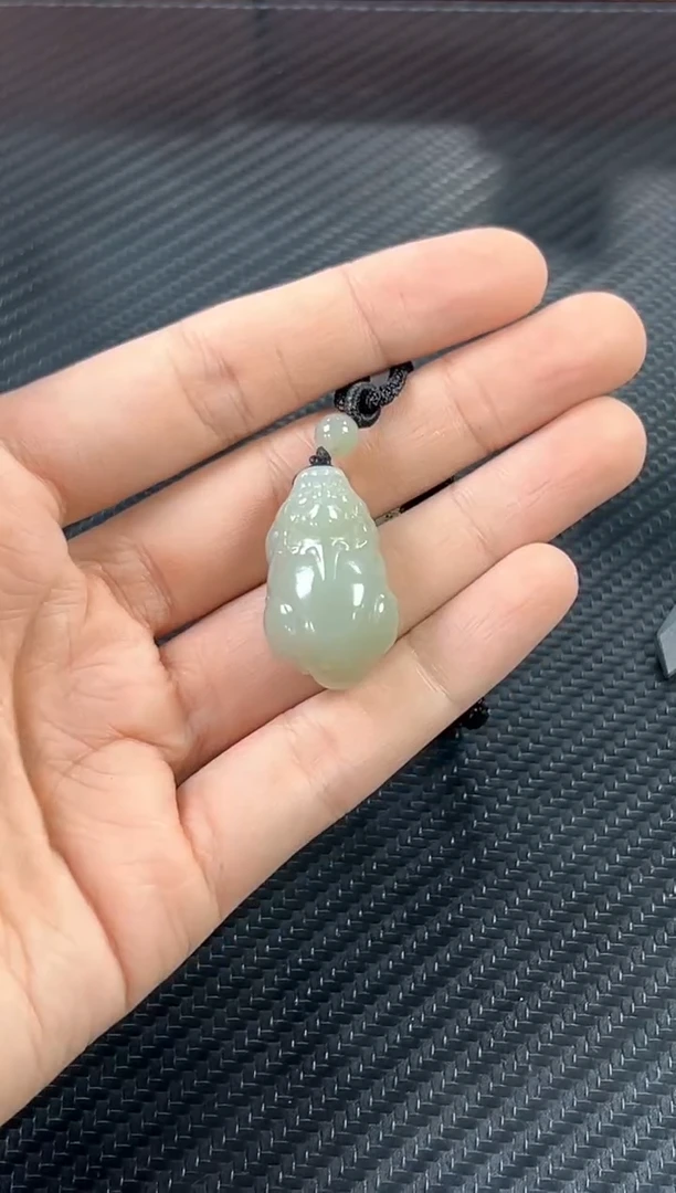 吊坠(赠链)未镶嵌和田玉且末微色差近矿