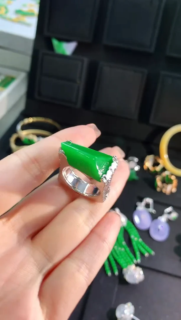 【闪购商品】翡翠戒指18K金镶嵌手饰