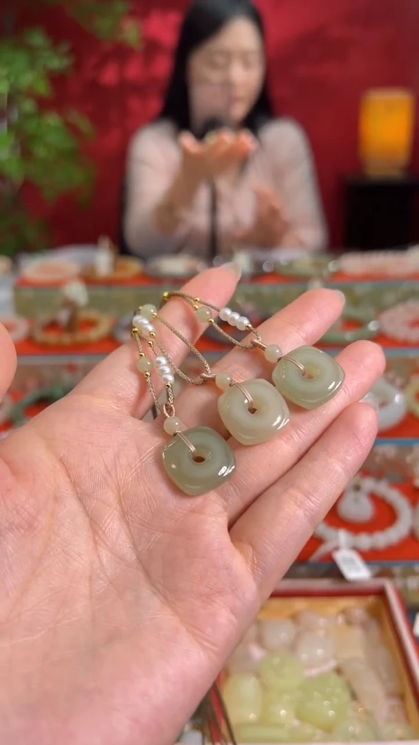 颈饰未镶嵌和田玉冰晴方圆扣