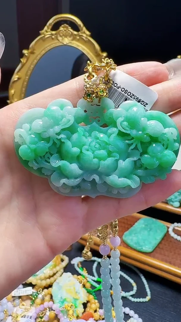 翡翠未镶嵌颈饰蝶恋花