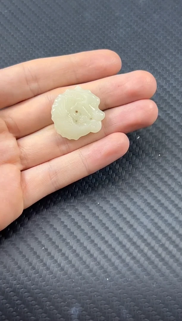 和田玉未镶嵌吊坠(赠链)且末微色差迪克兰一细吊坠