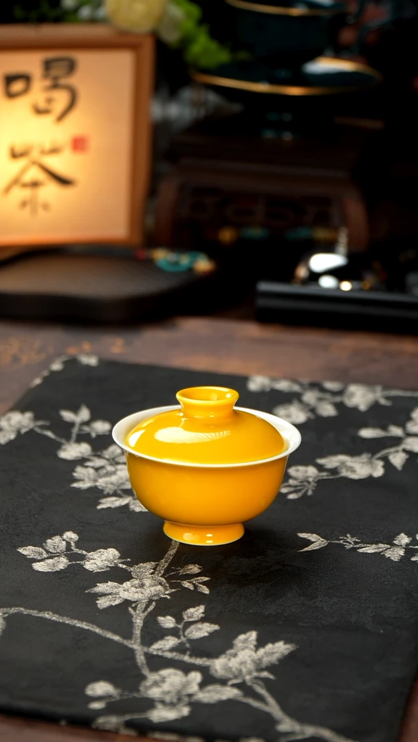 江壶见陶瓷鸡油黄盖碗